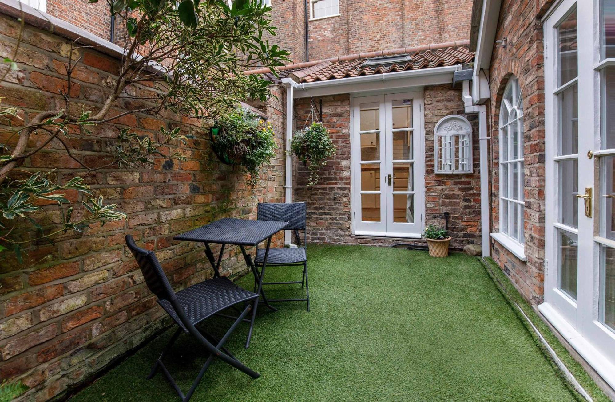 Вилла Monk Bar Garden Hideaway Йорк Экстерьер фото